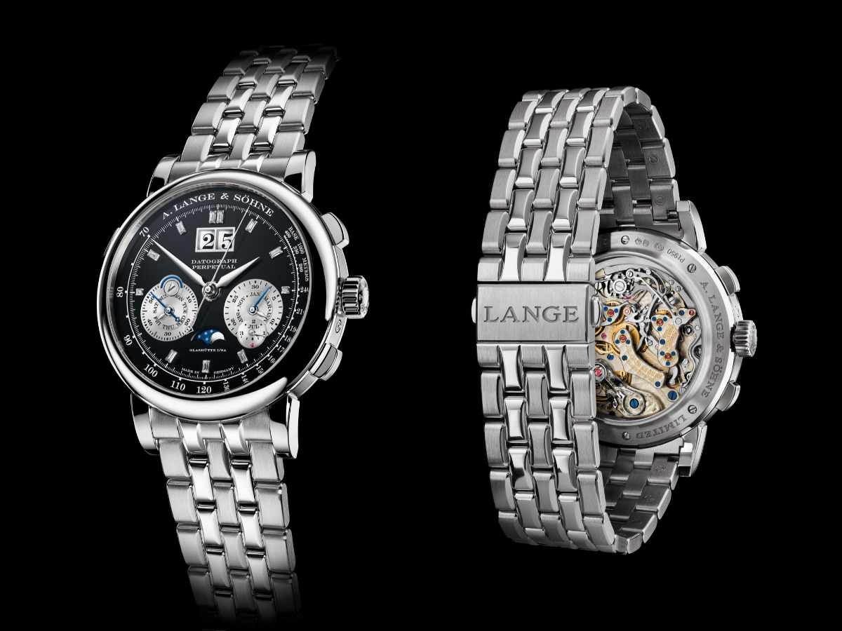 Zwei Herrenuhren von A. Lange & Söhne: Edelstahl-Gliederarmband, schwarzes Zifferblatt mit Datum und Mondphase, Rückseite mit goldenem Uhrwerk